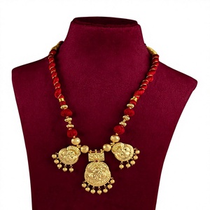 สร้อยคอเหรียญทองคำแท้ 22K รูปพระลักษมี พร้อมด้วยด้ายไหมสีแดง เครื่องประดับแบบดั้งเดิมของวัดโคลฮาปุรี ซัจ สำหรับงานแต่งงานแบบอินเดีย - Product Image 1