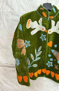 Veste brodée Suzani en velours vert olive faite à la main style bohème pour femme, avec broderies d'oiseaux et de cœurs, manteau tendance pour festival - Product Image 6