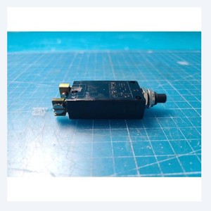 Interruptor de Circuito Térmico E-T-A Tipo 2-5700 2-5700-iG1-K10-DD Usado Como Está, Piezas de Equipos Semiconductores Legados - Product Image 5