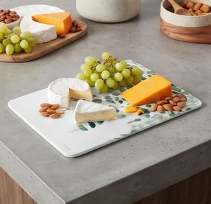 Tabla de cortar rectangular de plástico con estampado de hojas de eucalipto en acuarela y orificio para colgar - Product Image 3