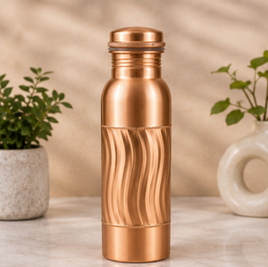 Flacon en cuivre poli élégant avec motif vague en relief pour le bien-être – Vaisselle de voyage portable au design traditionnel - Product Image 1