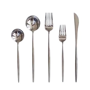 ชุดช้อนส้อมสแตนเลสสตีลสีโรสโกลด์คุณภาพดีไซน์หรูหรา ขัดเงาแบบกระจก พร้อมด้ามจับ สำหรับงานแต่งงานและงานเลี้ยง - Product Image 5