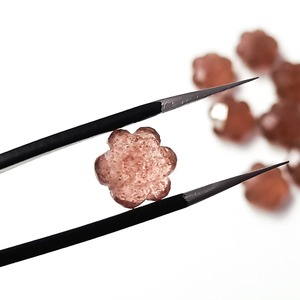 Fleur de quartz rose naturel de 10 mm sculptée à la main, mini-fleur en pierre précieuse, sculpture en cristal pour la fabrication de bijoux, prix de gros - Product Image 2