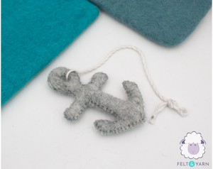 Crochet d'ancrage en feutre de laine cousu main avec motif de navire pirate et de naufrage pour enfant, équitable et fait main - Product Image 2