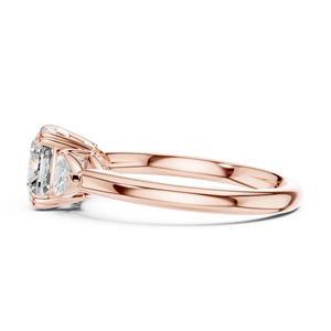 Bague en diamant de laboratoire taille coussin 1 3/4 carats avec pierres latérales taille trillion 0,31 carat, plaqué or rose 18 carats massif et rhodié, luxe - Product Image 3