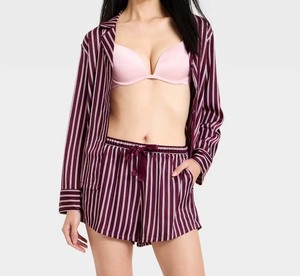 Pyjamas en satin personnalisés pour demoiselles d'honneur, ensemble de vêtements de nuit avec logo et nom sur mesure, pyjamas en satin soyeux et doux pour femmes, vente en gros pour fête de mariage - Product Image 3
