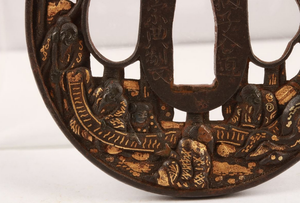 Tsuba japonais de la période Edo en fer avec incrustation d'or, motif Sept Sages et Ruisseau de Bambous, pour garde de sabre rond Sukashi, École Soten - Product Image 4