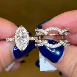 Elegante Anillo de Compromiso de Plata 925 con Moissanita Corte Marquesa y Detalle en Oro Amarillo, Joyería de Moissanita para Mujer - Product Image 1