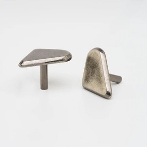Bouton de meuble cylindrique arrondi en laiton doré brossé avec profil bombé sculptural et face plate circulaire pour meuble contemporain - Product Image 5