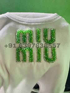 Top sin mangas de algodón blanco con motivo de letras Miu, proveedor al por mayor, chaleco de punto acanalado con pedrería verde, ropa casual sin mangas para mujer, estilo crop. - Product Image 5