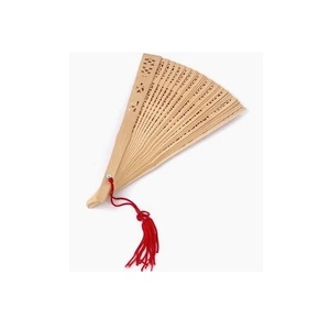 Abanico Plegable de Hoja de Palma Hecho a Mano, Ventilador Portátil con Mango de Madera Natural para Regalo y Uso en Festivales - Product Image 1
