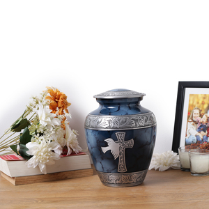 Urne funéraire Blue Cloud avec croix et oiseau gravés, urne commémorative pour adultes, urne pour cendres funéraires, urne souvenir - Product Image 3