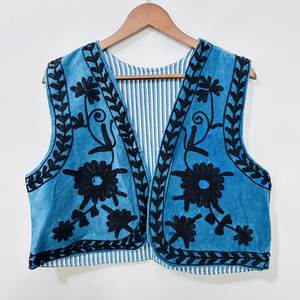 Gilet en coton Suzani brodé à la main pour femmes |   Gilet court en tricot vintage à motifs floraux |   Veste bohème sans manches |   ODM - Product Image 5
