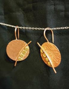 ต่างหูทองเหลืองทำมือคุณภาพพรีเมียม ดีไซน์เก๋สำหรับผู้หญิง ใช้ได้ทั้งประจำวันและงานกลางคืน ในราคาที่แข่งขันได้ - Product Image 1