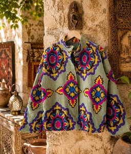 Chaqueta Vibrante de Mujer con Bordado Floral de Inspiración Tradicional Uzbeka, Chaqueta Boho de Algodón con Diseño Floral Uzbeko para Festivales - Product Image 3