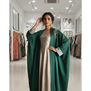 Conjunto de Dos Piezas de Ropa Formal Pakistaní |   Abrigo estilo abaya verde y vestido interior beige |   Tendencias de CP - Product Image 1