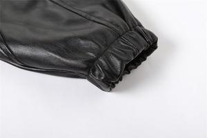 Chaqueta de moto corta de cuero PU para mujer, estilo bomber con cremallera y capucha, abrigo de manga larga - Product Image 5