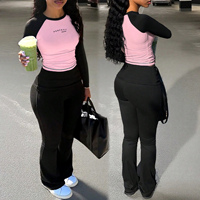 Ensembles pour femmes : Survêtement deux pièces tendance de haute qualité, comprenant un crop top et un pantalon ample, idéal pour le sport