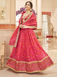 Robe longue en organza à imprimé floral rose, coupe trapèze, avec bordure brodée et dupatta, idéale pour les fêtes et mariages - Product Image 2