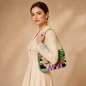 Sac à bandoulière léger fait main, style bohème, broderie abstraite tissée et perlée, idéal pour mariage - Product Image 1