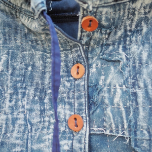 Chaqueta de mezclilla con capucha para hombre, estilo patchwork desgastado, streetwear, corte largo y holgado, algodón, con logo trasero, para otoño - Product Image 4