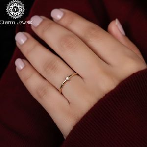 Bague de fiançailles classique pour femme Charm Jewells, trois pierres en moissanite taille coussin, monture à griffes en argent 18 carats, certifiée IGI 3 - Product Image 6