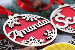 Adorno Navideño Colgante de Madera Hecho a Mano con Opción de Grabado Personalizado - Product Image 2
