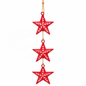 Guirlande suspendue étoile de fer écarlate Celestial Charm avec motifs de brindilles blanches symétriques et cordon naturel rustique - Product Image 1
