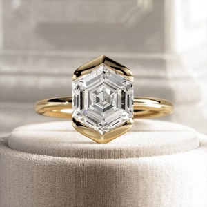 Bague de fiançailles en or jaune 14k/18k avec diamant hexagonal cultivé en laboratoire, demi-sertissage, certifiée IGI, design Art Déco tendance - Product Image 1