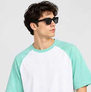 Camiseta de Hombre con Bloques de Color, Manga Raglán, Cuello Redondo, Corte Regular, Casual, 100% Algodón, Blanco Sólido con Ribete en Verde Menta, Transpirable - Product Image 1