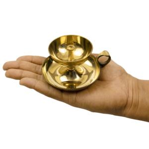 Lampe à huile traditionnelle Aarti Diya en laiton avec poignée en forme de plateau, artisanale, pour Pooja Thali Deepam - Product Image 4