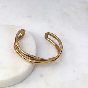 Bracelet manchette en laiton et bambou bio fait main - Jonc ouvert minimaliste doré - Bijou statement croisé empilable pour femme - Product Image 1