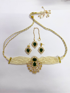 Conjunto de Joyería Clásico Hecho a Mano con Cristales de Zafiro Verde, Perlas, Pendientes Colgantes y Maangtika, Chapado en Oro de 18K, con Piedras Verdes de Madreperla - Product Image 1