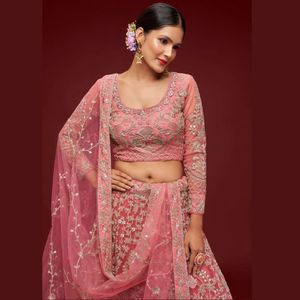 Lehenga Choli de Diseño con Bordado de Hilo Zari Badla, Lentejuelas y Dori, con Dupatta - Product Image 3