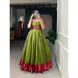 ชุดเดรสผ้าทอลายตารางแบบแฟชั่น ประดับด้วยงานปักดิ้นทอง พร้อมเสื้อคลุมสีเขียวโคติเพอร์รอต - Product Image 1