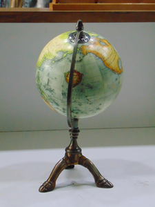 Globo terráqueo educativo de metal moderno con acabado en latón antiguo y mapa giratorio, pieza decorativa. - Product Image 5