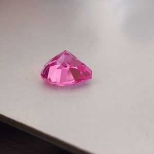พลอยแซฟไฟร์สีชมพูทรงหัวใจคุณภาพพรีเมียม ผลิตในห้องปฏิบัติการ ความใสระดับบริลเลียนท์ พลอยทับทิมสังเคราะห์ สำหรับทำเครื่องประดับชั้นดี - Product Image 3