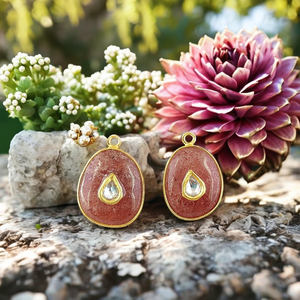 Venta al por mayor de mujeres rosa fresa cuarzo Tumble colgante Kundan Meenakari oro Vermeil diseño desigual bisel ajuste encanto joyería - Product Image 1