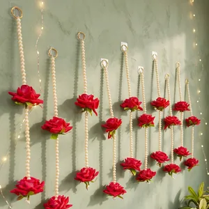 Décoration murale florale perlée avec roses rouges, chaînes de perles et anneaux dorés pour mariage et décoration intérieure - Product Image 2