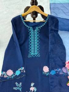 Ensemble prêt-à-porter entièrement cousu avec haut en soie Jura orné de broderies complexes, pantalon en soie Jura et dupatta en organza. - Product Image 6
