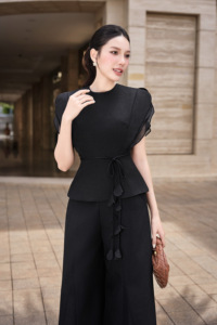 Blusa Elegante Negra para Mujer, Cuello Redondo, Manga con Volantes en Capas, Peplum, con Cinturón Hecho a Mano, Estilo Casual de Oficina, ODM OEM SOLI - Product Image 6
