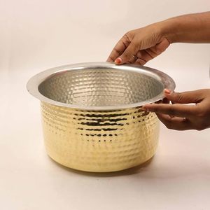 Marmite de cuisson en laiton martelé Vadi Chatti avec revêtement poli, Patila Tapeli moderne en laiton, empilable, écologique et durable pour la cuisine - Product Image 3