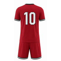 Uniforme de football moderne rouge et noir avec des accents blancs |   Uniforme de football élégant à rayures sur les poignets |   Ensemble athlétique classique tricolore