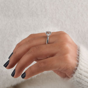 Bague de fiançailles élégante en or blanc massif 14 carats avec diamant de laboratoire ovale brun de 1,5 carat, halo en grappe, certifiée IGI, pour femme - Product Image 4