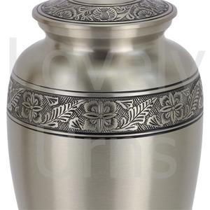 โกศบรรจุอัฐิทองเหลืองเคลือบสีเงินด้าน พร้อมลายใบไม้สลัก - Product Image 4