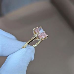 Bague de fiançailles solitaire en diamant rose de 3,00 carats, taille radiant, cultivé en laboratoire, or jaune 14 carats, certifiée IGI, sertie à griffes, pour elle - Product Image 4