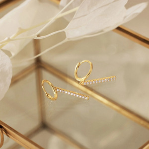 Pendientes de Aro Huggie con Barra de Diamantes en Oro Amarillo - Product Image 3