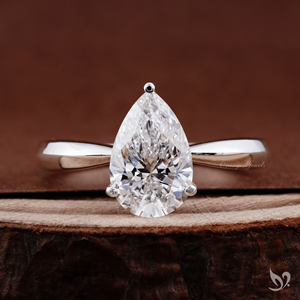 Bague de fiançailles élégante en or blanc 10 carats avec diamant solitaire en forme de poire de 2 carats cultivé en laboratoire et sertissage à tige cintrée - Product Image 1