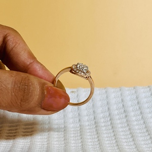 แหวนหมั้นสไตล์คลาสสิกสำหรับผู้หญิง ทองคำชมพู 14K เพชรทรงกลมเจียระไนแบบบริลเลียนท์ธรรมชาติ ประดับเพชรข้าง สีขาว H - Product Image 4