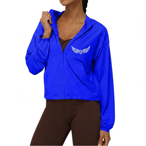 Chaqueta de yoga ligera con capucha y cremallera para mujer, transpirable, de color liso, manga larga, ajuste holgado, ropa deportiva con logo frontal - Product Image 6